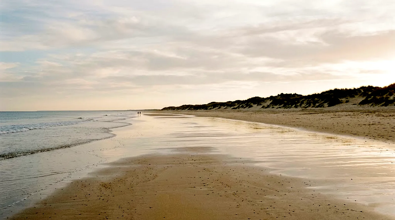 How far is the beach from Costa Esuri? The answer in minutes — AI-generated illustration